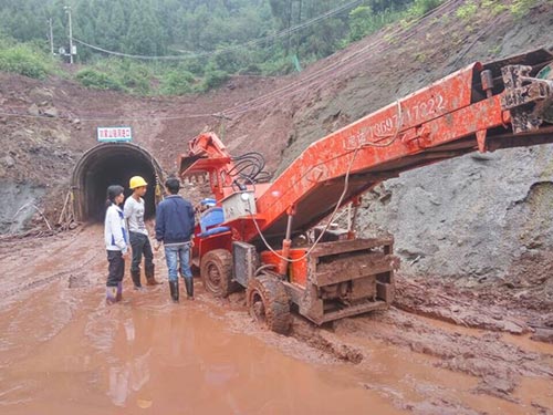 引水洞扒渣機(jī)工地現(xiàn)場